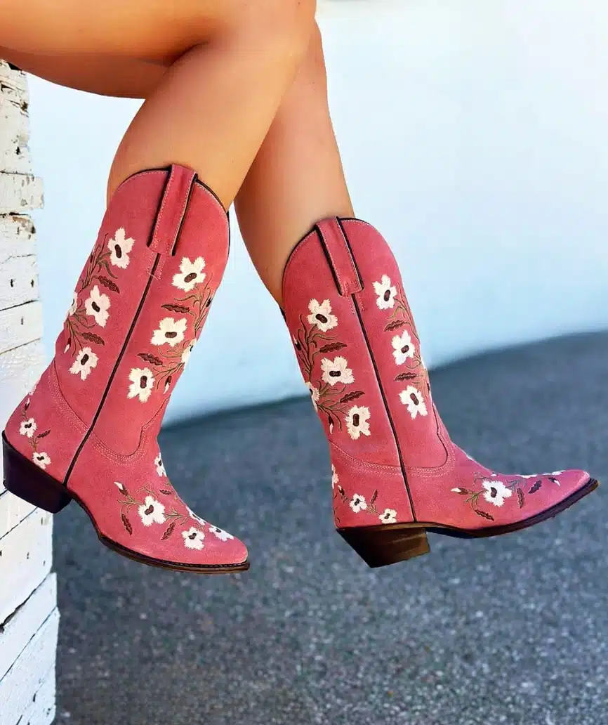 CANVA Botas cowboy en serraje rosa con bordados florales.