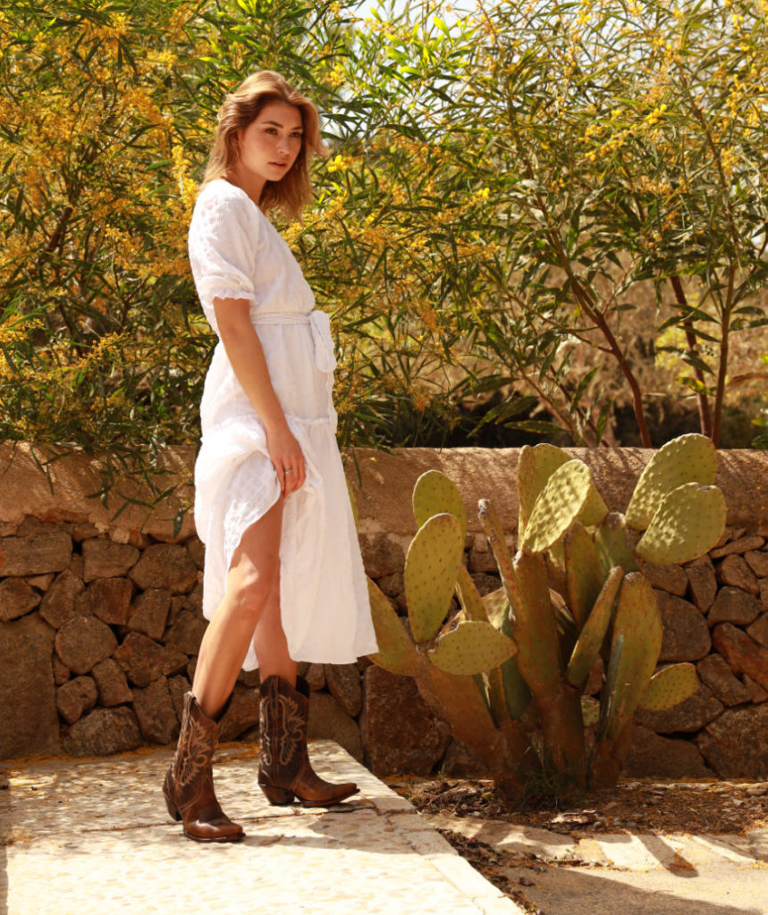 Vestido blanco con botines de cuero 