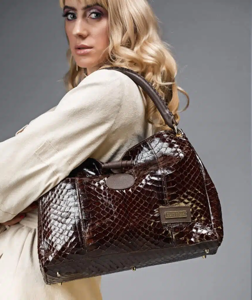 bolso hecho de piel de anaconda