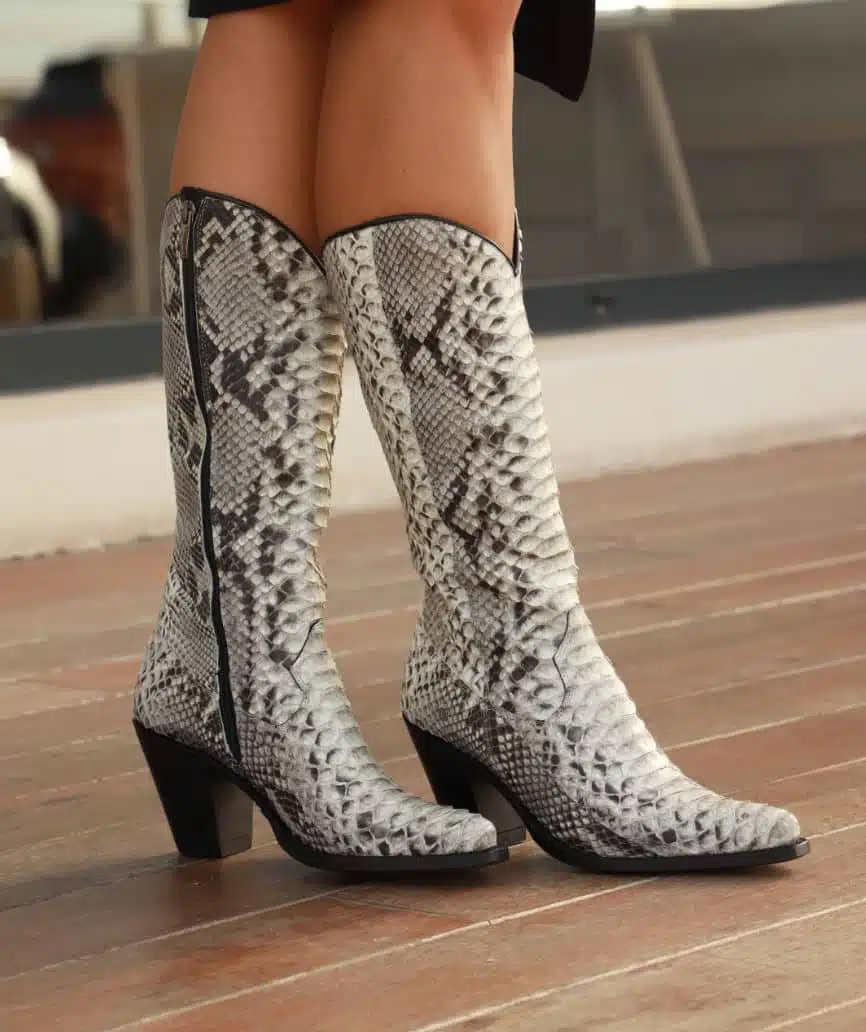 plantilla_modelo Botas altas de piel de pitón en blanco y negro. Diseño sofisticado con tacón alto y punta fina.