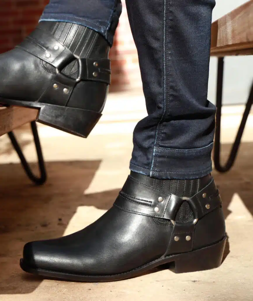 plantilla_modelo Botas biker negras con correas y remaches