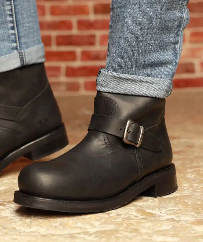 plantilla_modelo Botas moteras de piel engrasada negra con suela de goma para hombre