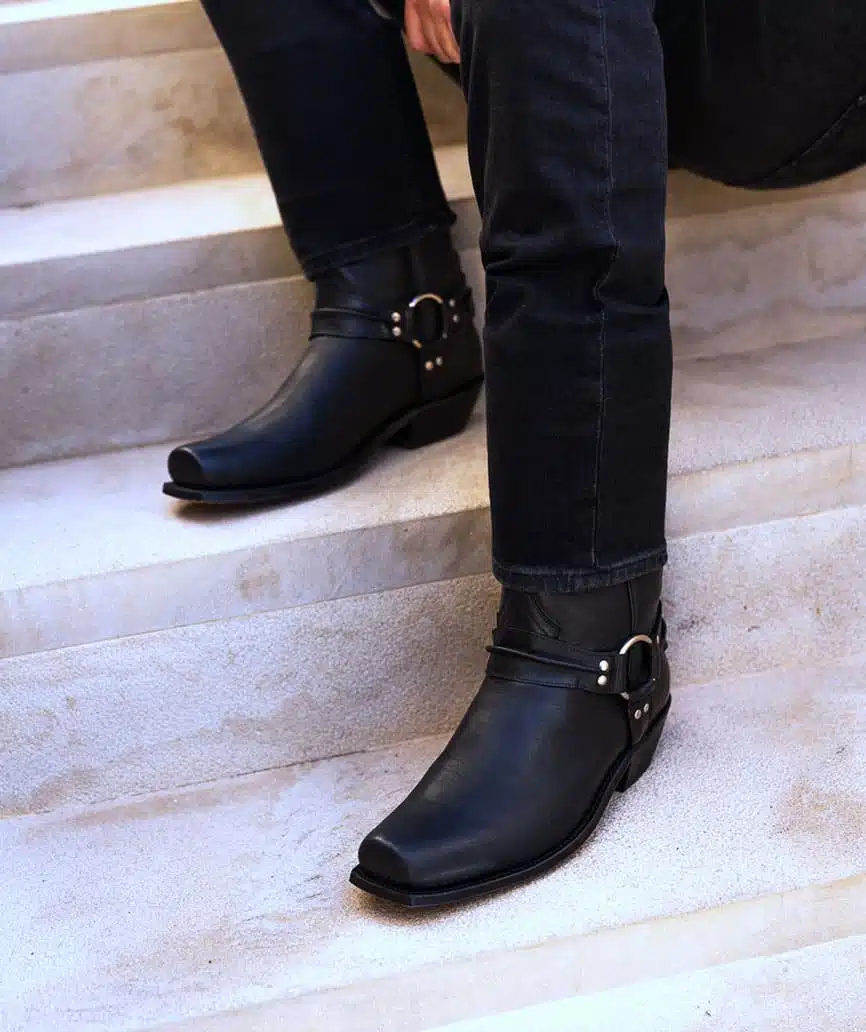 02-2332-TX-SV-CLUB-NEGRO Botas de piel negra para hombre con hebilla plateada y caña media.