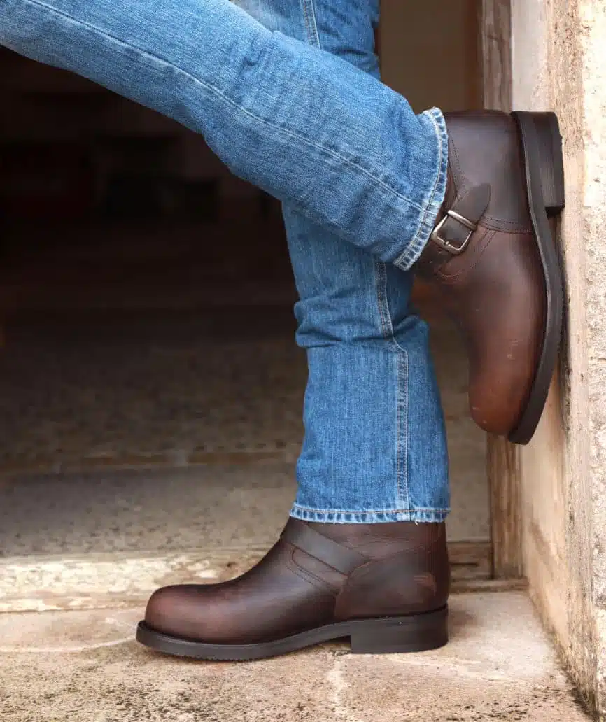 plantilla_modelo Botas de piel marrón engrasada