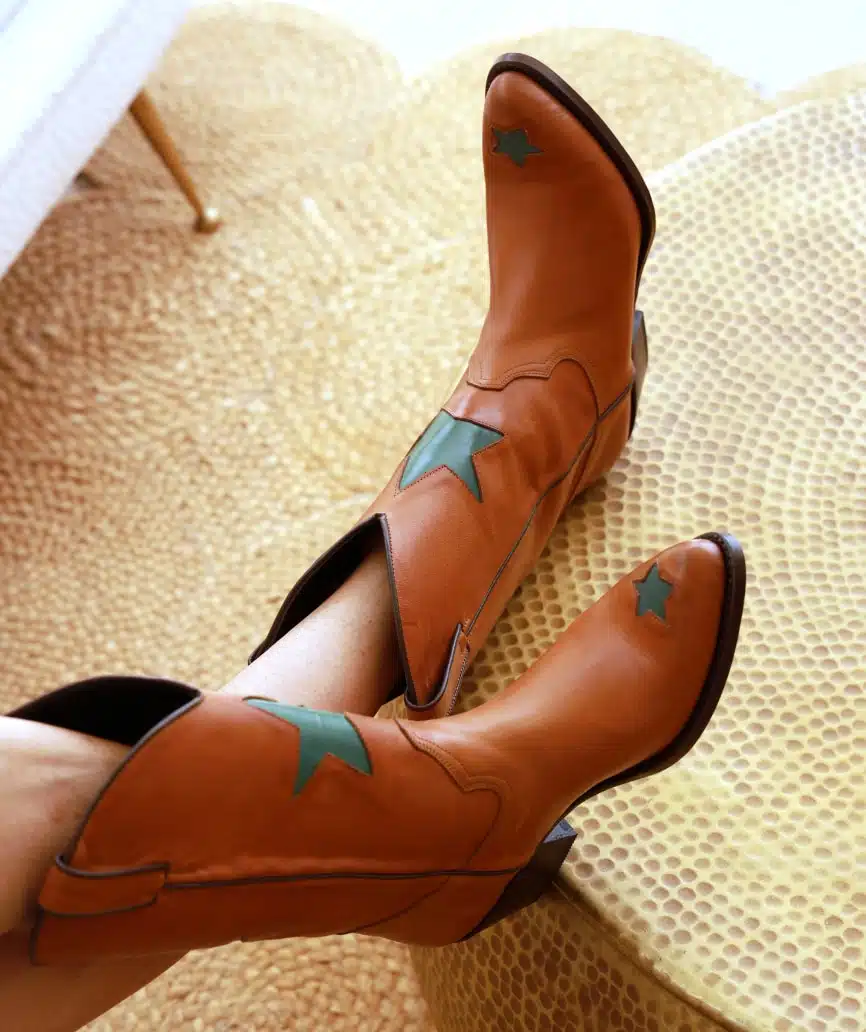 plantilla_modelo Botas de piel color ocre con estrella verde