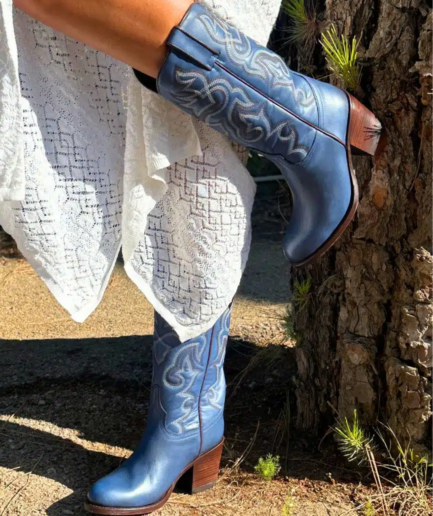 TONY MORA FOTO MODELOS-2 Botines cowboy mujer en azul con bordados blancos y azules