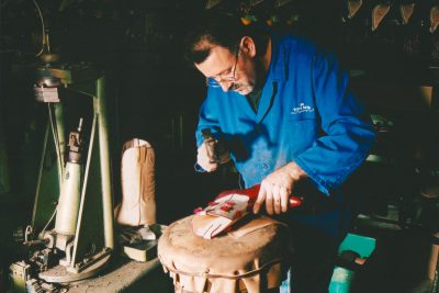 artesano martillando bota de piton