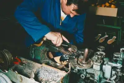 artesano montando una bota