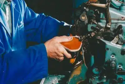 artesano cosiendo una bota