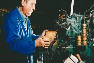artesano montando bota