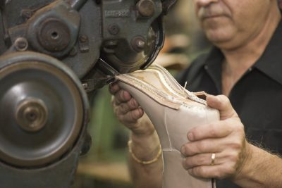 artesano con una bota