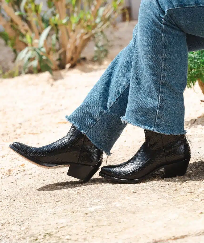 57 botas cowboy caña baja piel piton negro