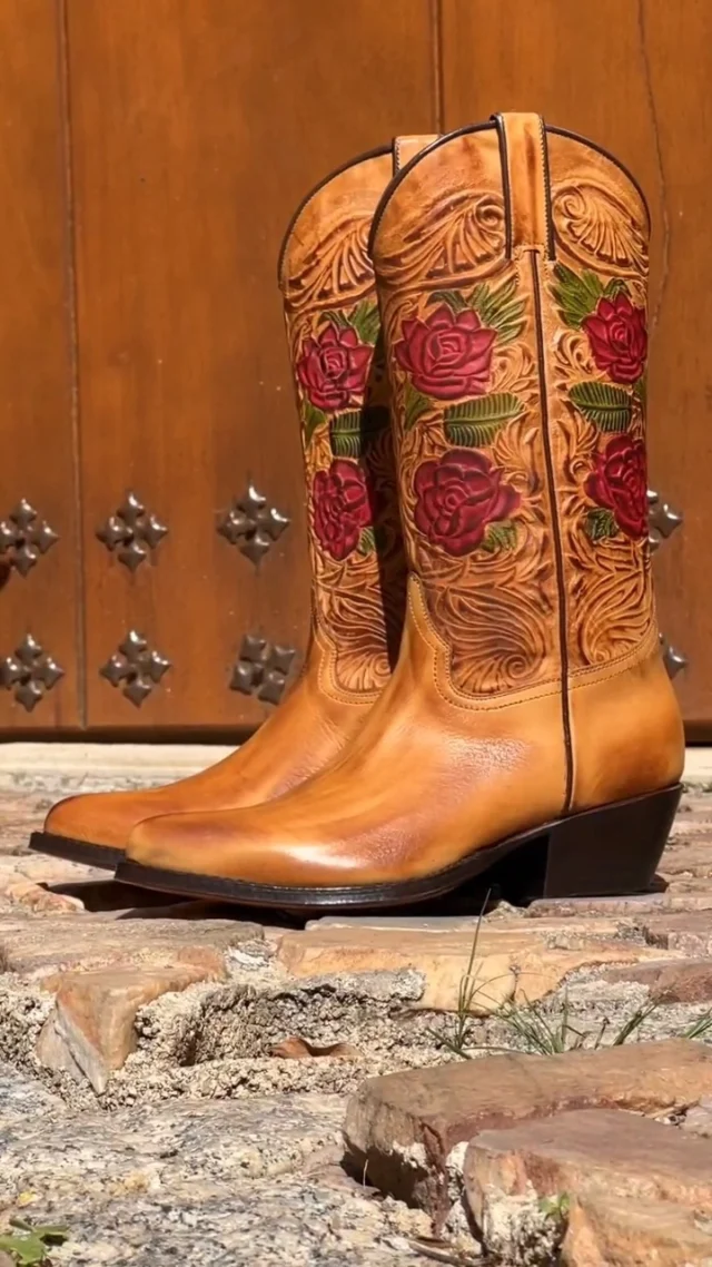 Quiet roads, golden light, and the charm of inland Mallorca. 🌾☀️👢
This is where our boots come to life — handcrafted with care, shaped by tradition, and inspired by the natural beauty that surrounds us. 
More than a product, it’s a reflection of who we are.
____

Stille Wege, goldenes Licht und der Zauber des ländlichen Mallorcas. 🌾☀️👢
Hier entstehen unsere Stiefel – mit Hingabe handgefertigt, von Tradition geprägt und von der natürlichen Schönheit der Insel inspiriert. 
Mehr als ein Produkt – ein Spiegel unserer Identität.
____

Caminos tranquilos, luz dorada y el encanto del interior de Mallorca. 🌾☀️👢
Allí es donde nacen nuestras botas: hechas a mano con dedicación, con raíces en la tradición e inspiradas en la belleza natural que nos rodea. 
Más que un producto, una forma de expresar lo que somos.

#TonyMora #MadeInMallorca #InlandVibes #MediterraneanStyle #CraftedWithSoul #BotasConHistoria #HandcraftedBoots #TonyMoraBoots #RaícesMallorquinas #EstiloConEsencia