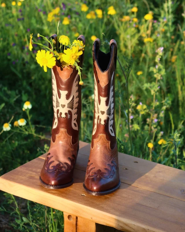 🇬🇧
The warmth of the season begins to bloom, just like the flowers in the field.
A timeless pair of boots, handmade in Mallorca, becomes the perfect companion for carefree days and unforgettable escapes.
Crafted to stay. Designed to be felt. 🌾🌼

🇩🇪
Die Wärme der Jahreszeit beginnt zu erwachen – wie die Blumen auf dem Feld.
Ein zeitloses Paar Stiefel, handgefertigt auf Mallorca, wird zum perfekten Begleiter für unbeschwerte Tage und besondere Augenblicke.
Mit Liebe gefertigt. Für immer gedacht. 🌾🌼

🇪🇸
El campo florece, el calor asoma y los días se llenan de vida.
Unas botas atemporales hechas a mano en Mallorca, pensadas para acompañarte en cada historia.
Con alma artesana, esencia mediterránea y carácter eterno. 🌾🌼

#TonyMora #MallorcaSpirit #HandmadeBoots #BotasArtesanales #MediterraneanStyle #CraftedWithSoul #EstiloConAlma #StiefelMitStil #CalzadoExclusivo #WesternMood #CowgirlStyle #TimelessElegance