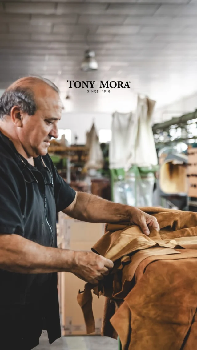 🇬🇧 Where craftsmanship meets character.

Each stitch. Every cut. All by hand.
At Tony Mora, we don’t just make boots — we craft legacy.

From our factory in Alaró, Mallorca, master artisans shape every pair with precision, soul and centuries-old tradition.

Because true luxury isn’t fast. It’s deliberate. Personal. Timeless.

Tony Mora. Handmade since 1918.

🇩🇪 Wo Handwerkskunst auf Charakter trifft.

Jeder Stich. Jeder Schnitt. Alles in Handarbeit.
Bei Tony Mora fertigen wir nicht einfach Stiefel – wir erschaffen ein Erbe.

In unserer Fabrik in Alaró, Mallorca, formen Meister ihres Fachs jedes Paar mit Präzision, Leidenschaft und jahrhundertealter Tradition.

Denn echter Luxus hat Zeit, hat Seele – und bleibt.

Tony Mora. Handgefertigt seit 1918.

🇪🇸 Donde la artesanía se encuentra con el carácter.

Cada puntada. Cada corte. Todo hecho a mano.
En Tony Mora no solo fabricamos botas, creamos legado.

Desde nuestra fábrica ubicada en Alaró, Mallorca, nuestros artesanos moldean cada par con precisión, alma y una tradición centenaria.

Porque el verdadero lujo no es rápido. Es intencional, personal y eterno.

Tony Mora. Hecho a mano desde 1918.

#TonyMora #HandmadeBoots #CraftedInMallorca #LuxuryFootwear #BotasDeAutor #StilMitCharakter #EstiloConAlma
#TonyMoraBoots #desde1918 #HandgefertigtSeit1918 #CraftsmanshipMatters #ArtesaníaDeVerdad #luxurythatlasts