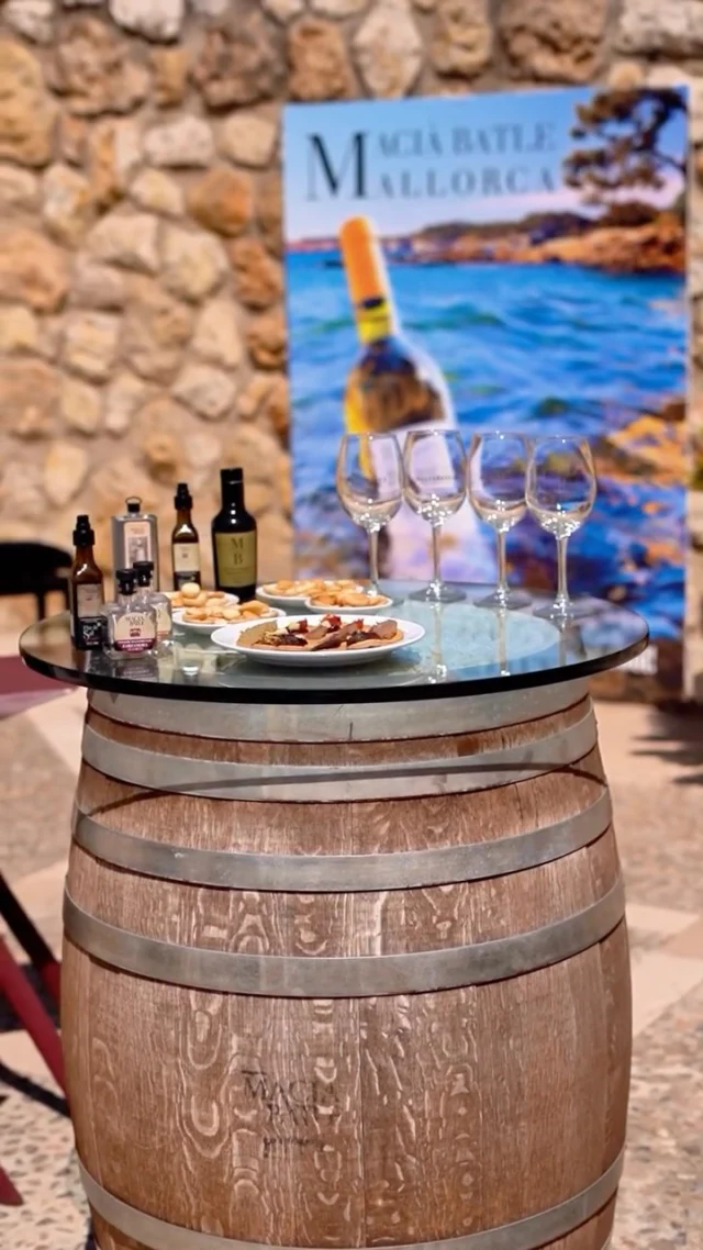 🇬🇧
Tony Mora x Macià Batle.
Two brands born from Mallorcan soil, shaped by time and passion.
When craftsmanship meets tradition, the result is more than a product—it’s a feeling.
Mallorca, bottled and stitched by hand.

🇩🇪
Tony Mora x Macià Batle.
Zwei Marken, verwurzelt in Mallorca. Geformt durch Zeit, Hingabe und Handwerk.
Wenn Tradition auf Authentizität trifft, entsteht etwas, das man nicht nur sieht, sondern spürt.

🇪🇸
Tony Mora x Macià Batle.
Mallorca en estado puro.
Botas que nacen del oficio. Vinos que cuentan historia.
Cuando lo auténtico se comparte, se convierte en emoción.
Dos marcas unidas por el respeto a la tierra, al tiempo y a lo bien hecho.

#tonymora #maciabatle #artesaníamallorquina #madeinmallorca #lujoconraíz #EstiloMediterráneo #botasdeautor #vinomallorquin #productoconhistoria #esenciamallorquina #mallorcaautentica