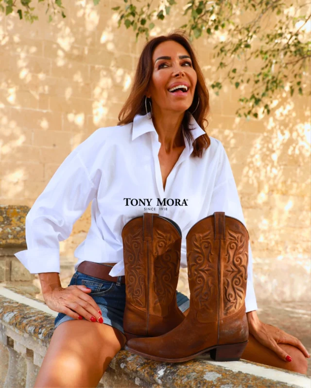 🇬🇧
A staple that speaks for itself.
When something’s made right, you feel it.
These boots bring effortless cool to every outfit — no need to try too hard.
Some pieces just belong with you.

🇩🇪
Ein Klassiker, der für sich spricht.
Wenn etwas gut gemacht ist, spürt man es.
Diese Stiefel verleihen jedem Look das gewisse Etwas – ganz ohne Aufwand.
Manche Stücke gehören einfach zu dir.

🇪🇸
Un básico que no necesita presentación.
Cuando llevas algo bien hecho, se nota.
Estas botas hablan de estilo sin esfuerzo, de personalidad sin necesidad de decir nada.
Porque hay prendas que simplemente te eligen.

#tonymoraboots #mallorcabrand #authenticwear #iconicstyle #handcraftedluxury #coolboots #tonymoramood #timelessfashion #slowmade #everydaystyle #designedinmallorca