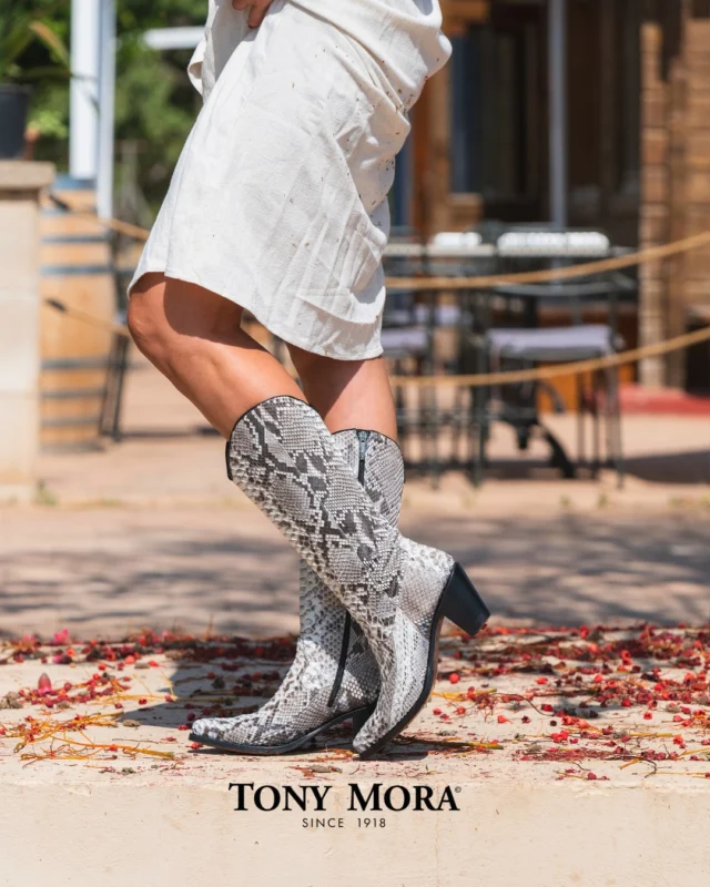 🇬🇧 
Some boots don’t just complete a look — they redefine your presence. Black and white, timeless and magnetic. Designed to stand out without saying a word.

🇩🇪 
Manche Stiefel sind mehr als ein Accessoire – sie verändern deine Ausstrahlung. Schwarz und Weiß, zeitlos und voller Ausdruck. Für alle, die Präsenz zeigen, ohne viel zu sagen.

🇪🇸 
Hay botas que no solo suman estilo — transforman tu presencia. Blanco y negro, atemporal y con carácter. Diseñadas para destacar sin necesidad de hablar.

#TonyMoraStyle #BlackAndWhiteVibes #EleganciaNatural #EstiloConFuerza #PresenciaQueImpacta #PowerLook #SinDecirNada #TonyMoraSpirit