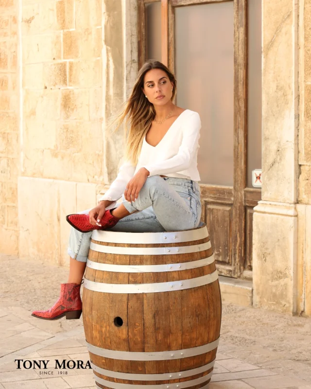 🇬🇧
Let this handcrafted piece whisper tales of heritage and passion: every contour and stitch designed to hold a gaze and stir the soul. Wear its story, live its essence.

Handmade in Mallorca since 1918.

🇩🇪
Lassen Sie dieses handgefertigte Kunstwerk von Tradition und Leidenschaft erzählen: jede Linie und Naht eingefangen, um Blicke zu fesseln und das Herz zu berühren. Tragen Sie seine Geschichte, spüren Sie sein Wesen.

Handgefertigt auf Mallorca seit 1918.

🇪🇸
Deja que esta creación artesanal susurre historias de tradición y pasión: cada forma y puntada concebida para atrapar miradas y emocionar el alma. Lleva su relato, siente su esencia.

Hechas a mano en Mallorca desde 1918.

#tonymora #hechoamano #artesanía #estiloconalma #capturamiradas #madeinmallorca #since1918 #artesaniamallorquina