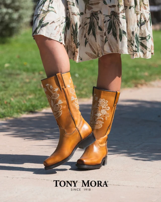 🇬🇧
Tony Mora’s camperas, meticulously handmade in Mallorca, merge timeless tradition with contemporary flair, featuring delicate floral embroidery that breathes life into every look. Their clean lines and artisan craftsmanship make them the defining piece of your wardrobe. Act fast—limited stock available!

🇩🇪
Tony Moras Camperas, liebevoll von Hand in Mallorca gefertigt, vereinen zeitlose Tradition mit modernem Chic und tragen zarte Blumenstickereien, die jedem Look neue Frische verleihen. Klare Formen und meisterhafte Handwerkskunst machen sie zum Highlight in jedem Outfit. Jetzt zugreifen—nur begrenzter Vorrat!

🇪🇸
Las camperas de Tony Mora, confeccionadas a mano en Mallorca con esmero, combinan tradición atemporal y toque contemporáneo, luciendo un delicado bordado floral que da vida a tu estilo. Sus líneas depuradas y la artesanía de sus detalles convierten a este diseño en la pieza clave de tu armario. ¡No esperes más—stock limitado!

#tonymora #camperas #hechoamano #madeinmallorca #bordadofloral #EstiloModerno #shopnow