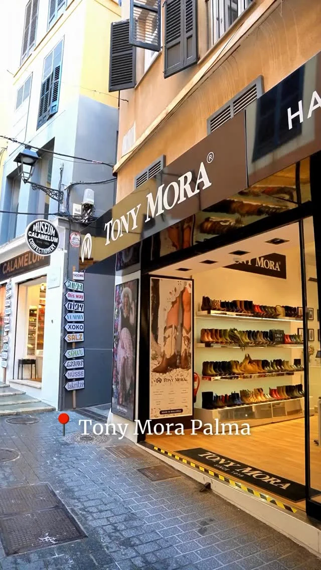 🇩🇪 Entdecke die Essenz von Tony Mora mitten in Palma.
Unsere Boutique vereint mediterrane Eleganz und handwerkliche Meisterschaft – jedes Paar erzählt seine eigene Geschichte.
Lass dich von zeitlosen Designs inspirieren und finde deinen Favoriten.

🇬🇧 Discover the essence of Tony Mora in the heart of Palma.
Our boutique blends Mediterranean elegance with master craftsmanship – each pair tells its own story.
Come get inspired by timeless designs and find your perfect match.

🇪🇸 Vive la experiencia Tony Mora en pleno centro de Palma.
Una tienda donde la elegancia mediterránea y la artesanía se encuentran en cada diseño.
Déjate inspirar y encuentra el par que va contigo.

📍Pas d’en Quint, 3. Palma 

#tonymora #TonyMoraPalma #luxuryboots #palmademallorca #handcraftedboots #ArtesaníaMallorquina #BotasConEstilo #botasdediseño #modamediterránea #boutiquepalmamtl #madeinspain #slowfashion #madeinmallorca